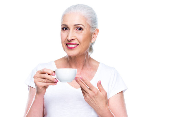 Mujer mayor con café
 - Foto, imagen