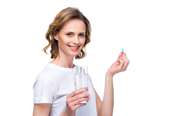 vrouw met glas water en pil - Foto, afbeelding