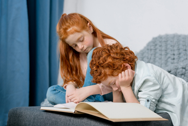 Lapset lukemassa kirjaa
 - Valokuva, kuva