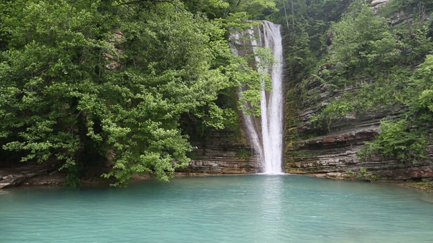 Cachoeira Natural fluindo de rochas
 - Filmagem, Vídeo