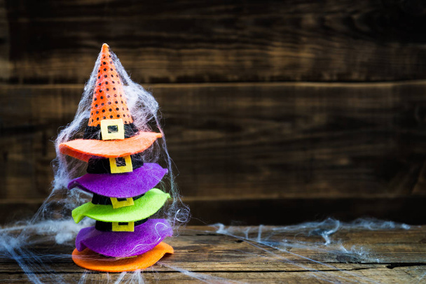 Koncept kartu Halloween s roztomilá malá čarodějnice klobouky na pavučina - Fotografie, Obrázek
