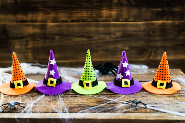 Cadılar Bayramı kartı kavramı ile şirin küçük cadı şapkaları örümcek ağı Tarih - Fotoğraf, Görsel