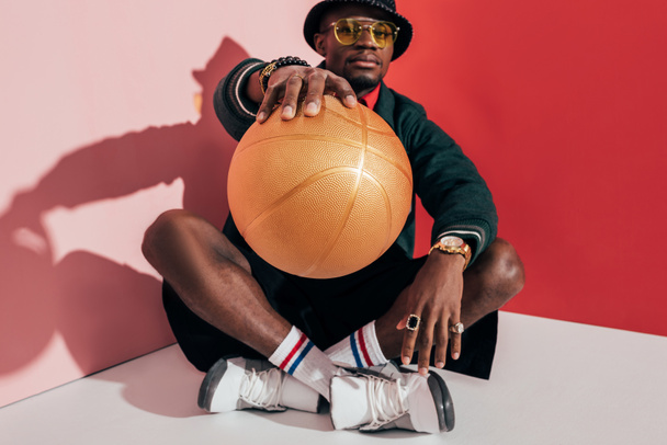 stijlvolle Afro-Amerikaanse man met bal - Foto, afbeelding