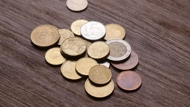 Bitcoin monedas y euros están cayendo sobre la mesa
 - Metraje, vídeo
