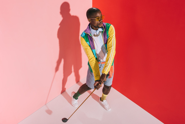 stijlvolle man met golf club - Foto, afbeelding
