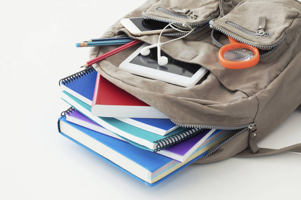 sac à dos avec fournitures scolaires - Photo, image