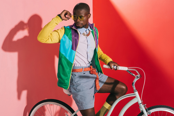 stylish man riding bicycle - Foto, Imagen