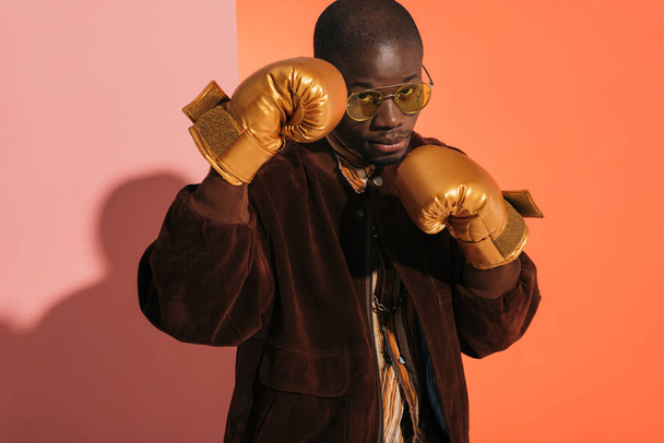 stylish man in boxing gloves - Foto, afbeelding