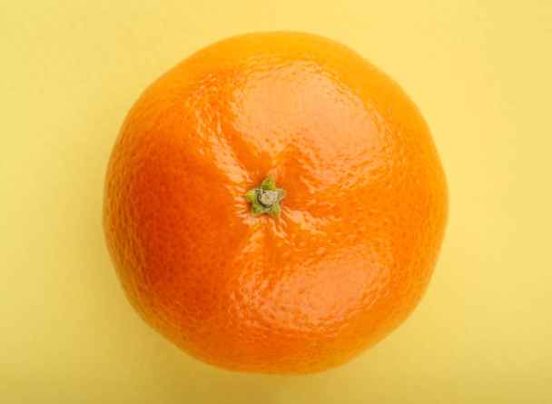 Dojrzałe makro mandarynka na białym tle. Mandarynka, pomarańczowy. Kolorowe jedzenie i picie jeszcze koncepcja życia. Świeże owoce i warzywa na kolor tła. Clementine. Owoców cytrusowych. Świeże owoce. Diety. - Zdjęcie, obraz