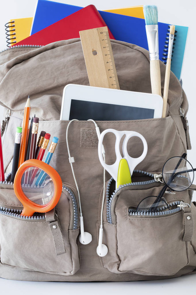 Backpack with school supplies - Valokuva, kuva