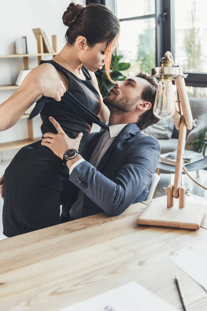 Woman leaning onto man on chair - Foto, imagen