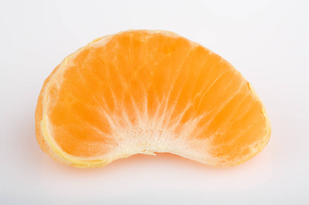 Zralé Mandaríne close-up na bílém pozadí. Oranžová Tangerine. Barevné jídlo a pití stále splácení. Čerstvé ovoce a zelenina na barvu pozadí. Clementine. Citrusových plodů. Čerstvé ovoce. Strava. - Fotografie, Obrázek