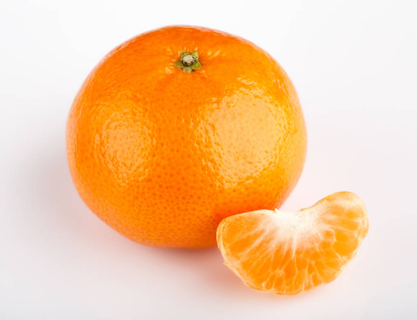 白地に熟したのマンダリンのクローズ アップ。タンジェリン オレンジ。カラフルな食べ物や飲み物はまだ人生のコンセプトです。新鮮な果物や野菜の色の背景に。クレメンタイン。柑橘類。新鮮な果物。ダイエット. - 写真・画像