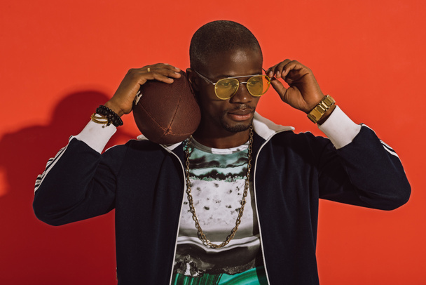 афроамериканський чоловік з м'ячем регбі
    - Фото, зображення