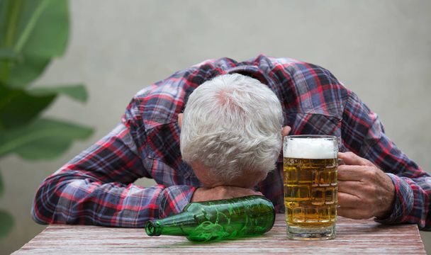 Старий п'яний чоловік спить за столом
 - Фото, зображення
