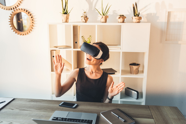 businesswoman using VR glasses - Photo, Image