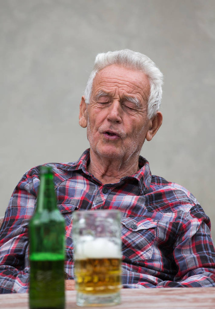 Senior man with beer bottle and mug - Φωτογραφία, εικόνα