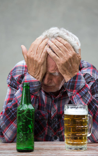 Senior dronken man met kater - Foto, afbeelding