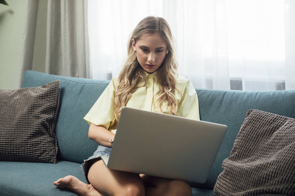 Woman Typing on Laptop  - Foto, afbeelding