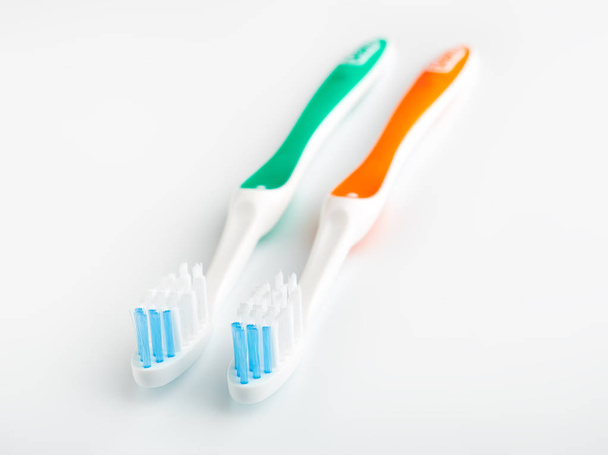 tandenborstel geïsoleerd op wit. Persoonlijke hygiëne. Een gezonde mond. Badkamerbenodigdheden. accessoires - Foto, afbeelding
