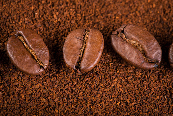 焼かれたコーヒー豆は、白い背景で隔離されました。コーヒー豆の焙煎の背景をクローズ アップ。コーヒー豆は、コピーのテキストのための領域と挽いたコーヒーの背景のパイルします。おはようございます. - 写真・画像