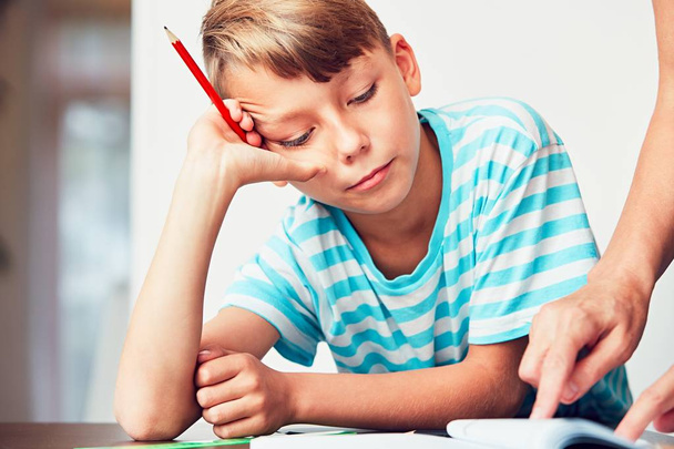 Little boy doing homework - Foto, afbeelding