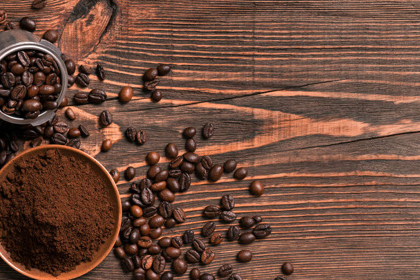 Ziarna kawy i zmielonej kawy na rustykalne drewniane tabela, widok z - Zdjęcie, obraz