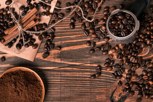 Zmielonej kawy, kawa na tle drewniany stół z cinn - Zdjęcie, obraz