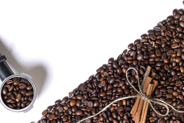 Зерна кави та кориці на білому тлі
 - Фото, зображення