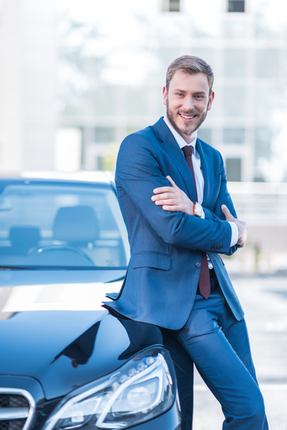 sonriente hombre de negocios en coche
 - Foto, Imagen