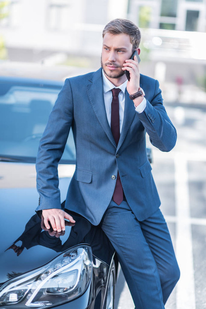 businessman with smartphone at car - Фото, зображення