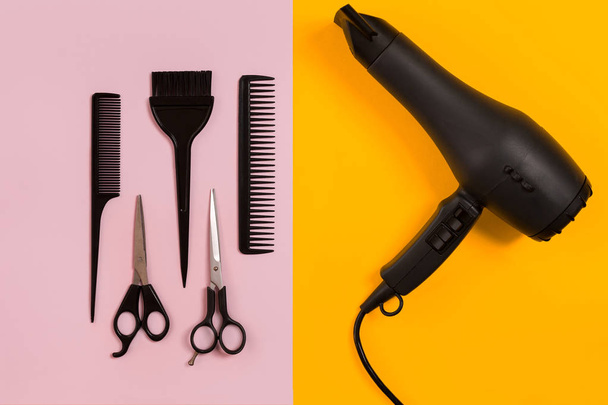 Peines y herramientas de peluquería en el fondo de color vista superior
 - Foto, imagen