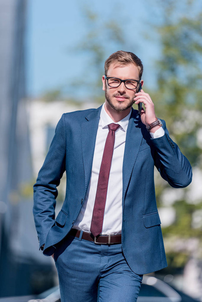businessman using smartphone   - Foto, immagini