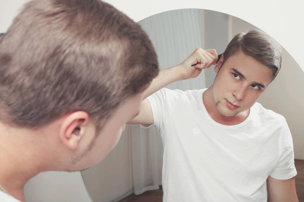 Uomo pettinarsi i capelli
  - Foto, immagini