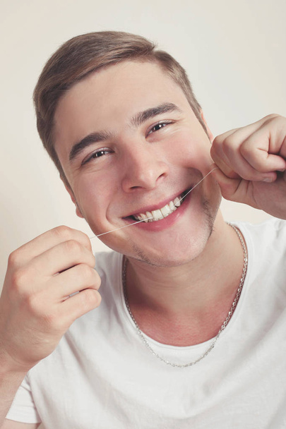  facet jest szczotkowanie zęby z nici dentystyczne  - Zdjęcie, obraz