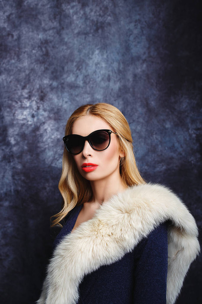 Model girl in furs and glasses - Fotó, kép