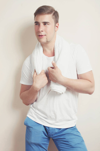 homem com uma toalha branca
  - Foto, Imagem