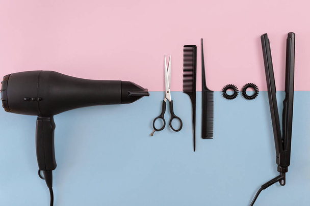 Herramientas de peluquería sobre un fondo de color con espacio de copia
 - Foto, Imagen