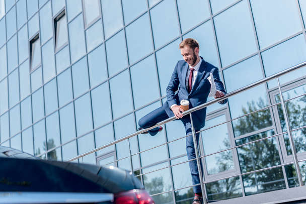 businessman at office building - Foto, afbeelding