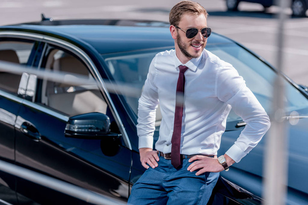 businessman in suit at car - Фото, зображення
