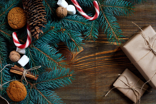 Karácsony vagy újév háttér a cookie-kat, fűszerek, fahéj, dió és a fenyő fa ága, sötét fából készült háttér. - Fotó, kép