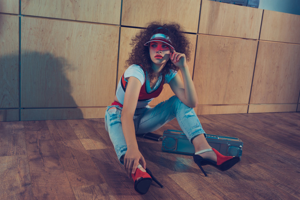 mujer de moda con boombox sentado en el suelo
 - Foto, Imagen