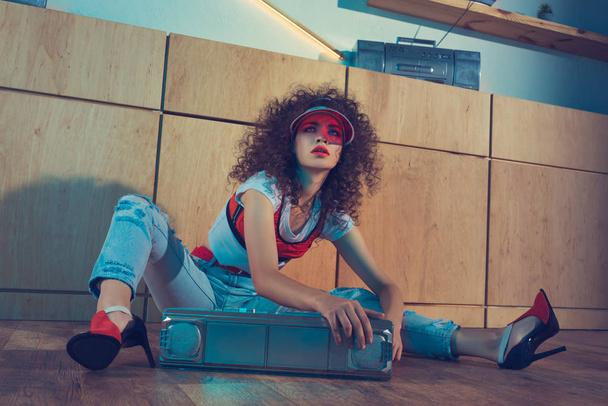 donna alla moda con boombox seduto sul pavimento
 - Foto, immagini
