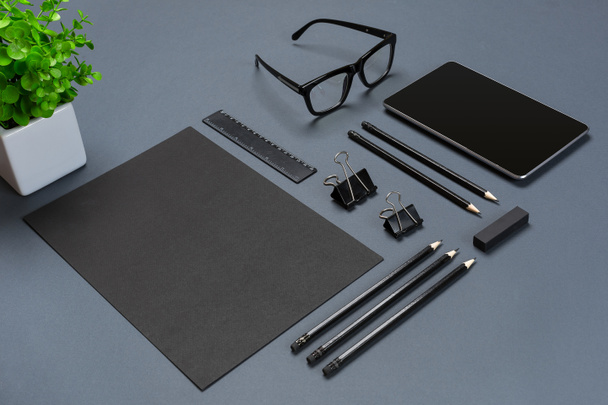 Mockup plantilla de marca de negocios sobre fondo gris. Set de papelería negra
. - Foto, Imagen