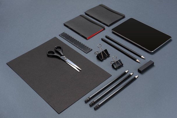 Modello di marchio aziendale Mockup su sfondo grigio. Set di cancelleria nera
. - Foto, immagini