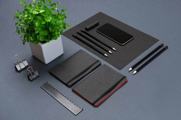 Moderne Attrappe von Notizbuch und Schreibwaren auf grauem Hintergrund. - Foto, Bild