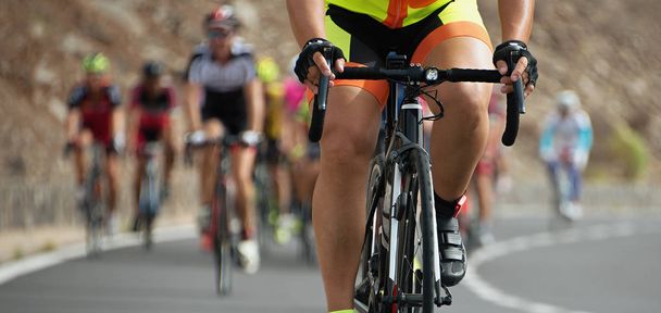 Rekabet, bir yarış sürme bisikletçi sporcular Bisiklete binme - Fotoğraf, Görsel