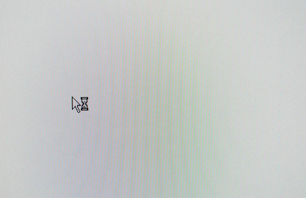  puntero del ratón de la computadora flecha y símbolo de cristal de arena en la pantalla de lcd blanco
 - Foto, imagen