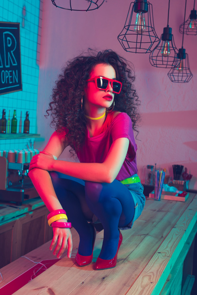 stylish woman sitting on counter - Foto, Bild