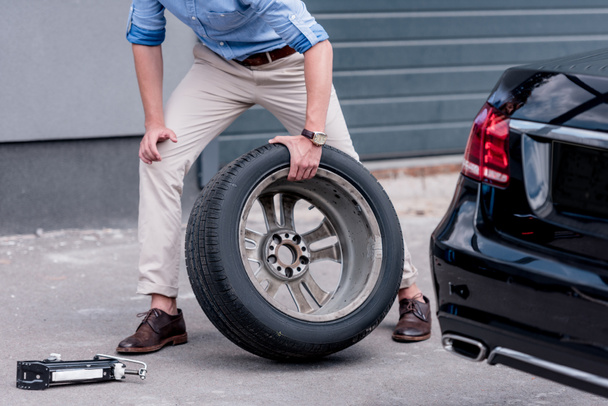 muž měnící auto pneumatiky  - Fotografie, Obrázek